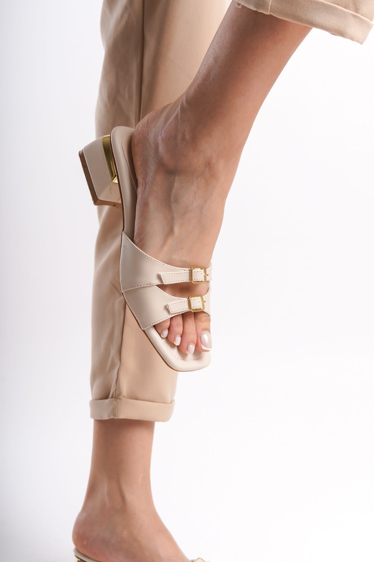 Gold Touch Bantlı Kare Burun Zarif Rahat Kadın Topuklu Terlik