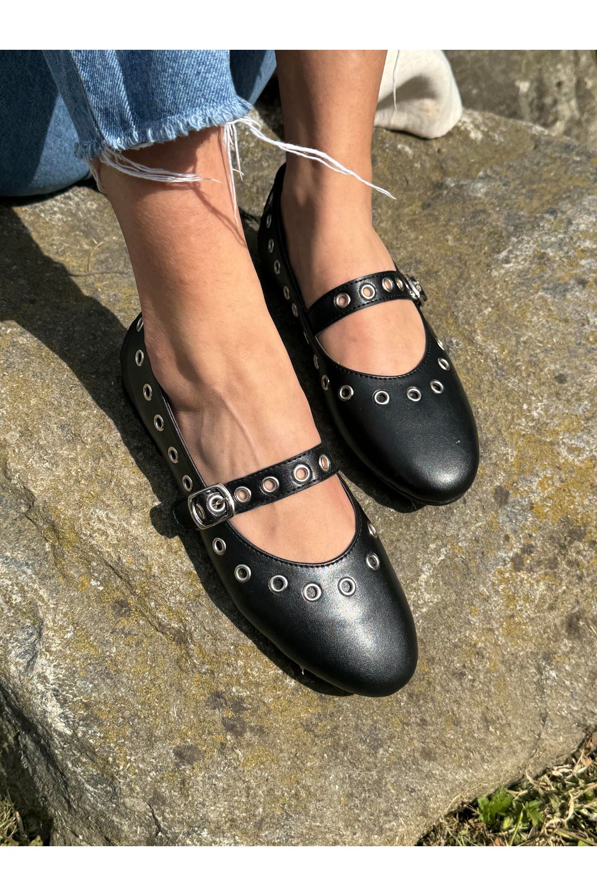 Kadın Siyah Deri Görünümlü Kuşgözü Zımba Detaylı Mary Jane Rahat Babet - Tokalı Bantlı Günlük Ve Şık Düz Taban Ayakkabı
