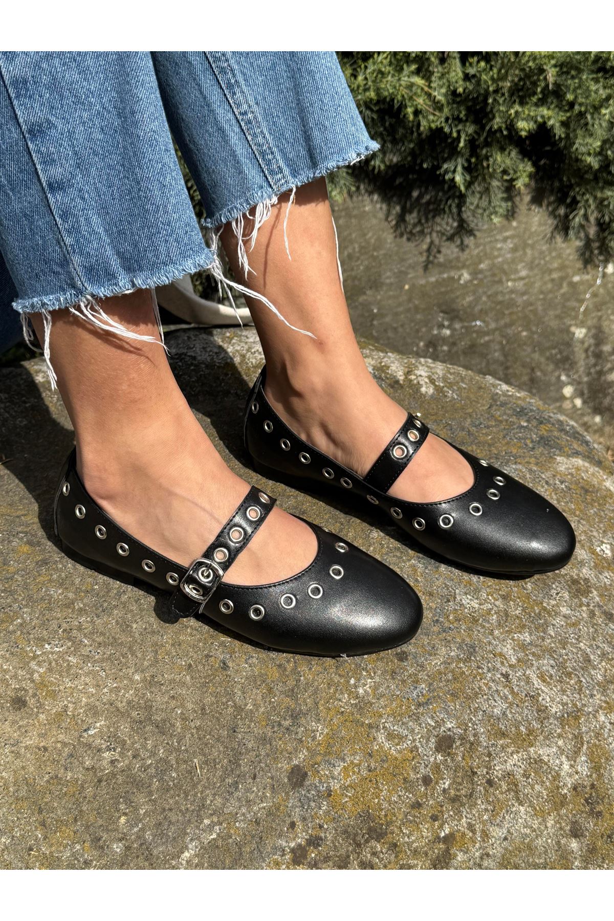 Kadın Siyah Deri Görünümlü Kuşgözü Zımba Detaylı Mary Jane Rahat Babet - Tokalı Bantlı Günlük Ve Şık Düz Taban Ayakkabı