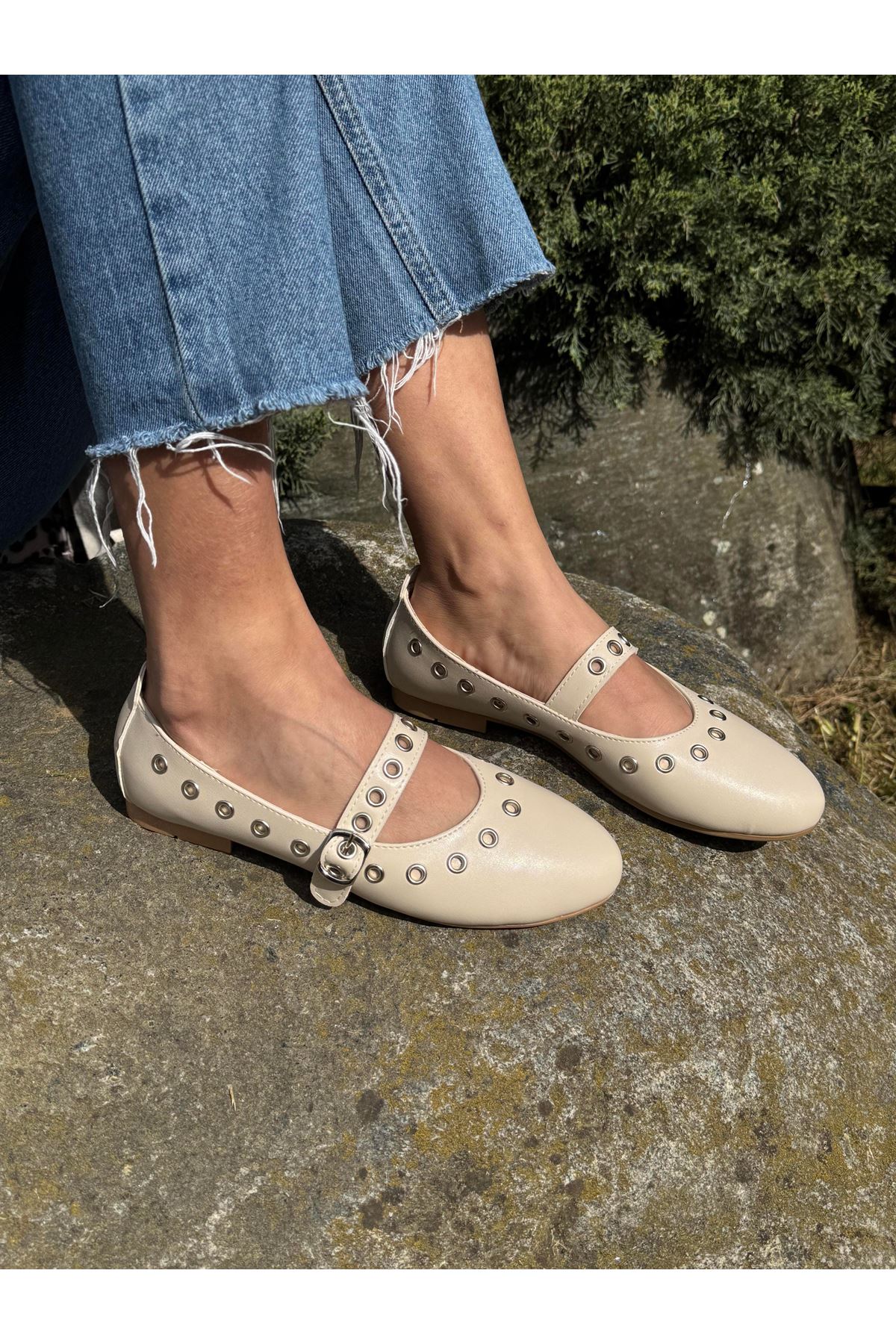 Kadın Bej Deri Görünümlü Kuşgözü Zımba Detaylı Mary Jane Rahat Babet - Tokalı Bantlı Günlük Ve Şık Düz Taban Ayakkabı