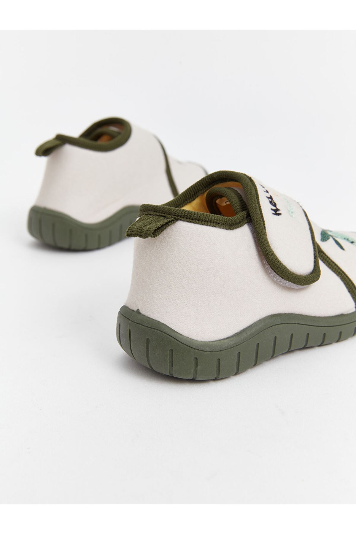 Erkek Çocuk Krem Cırt Cırtlı Günlük Ayakkabı – Yumuşak Tabanlı, Rahat ve Hafif Panduf