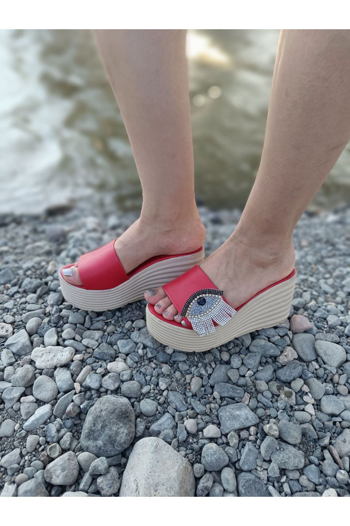 Göz Detay Yüksek Topuk Kırmızı Terlik
