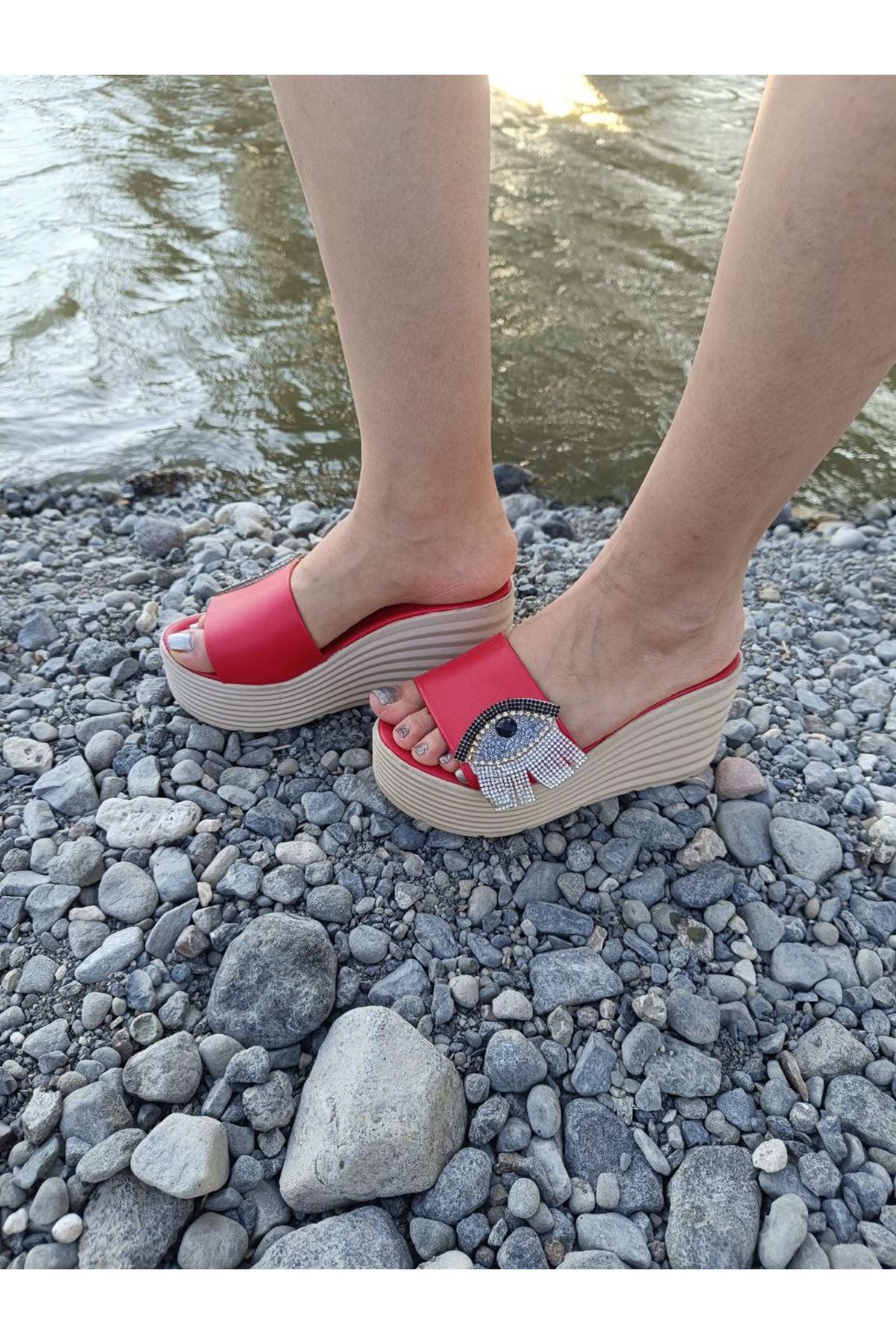 Göz Detay Yüksek Topuk Kırmızı Terlik