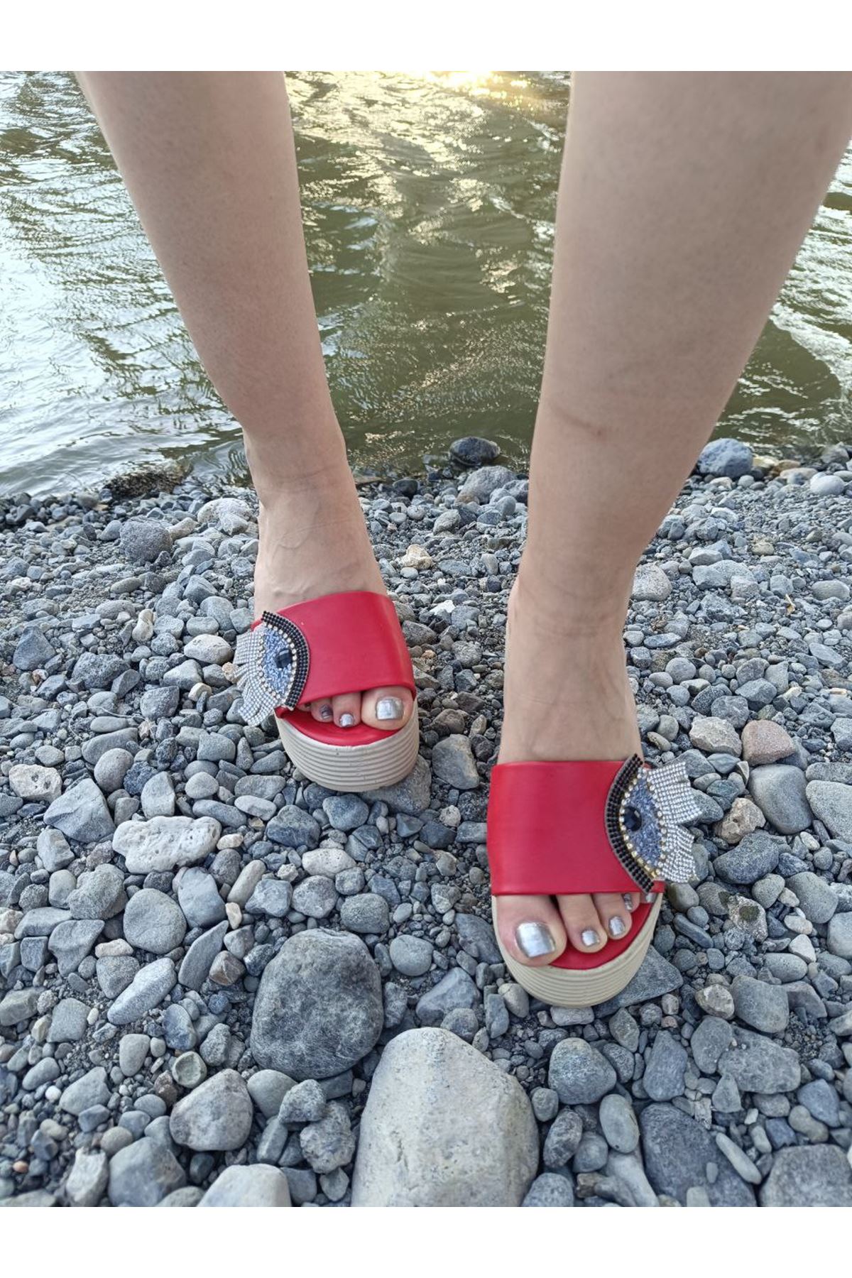 Göz Detay Yüksek Topuk Kırmızı Terlik