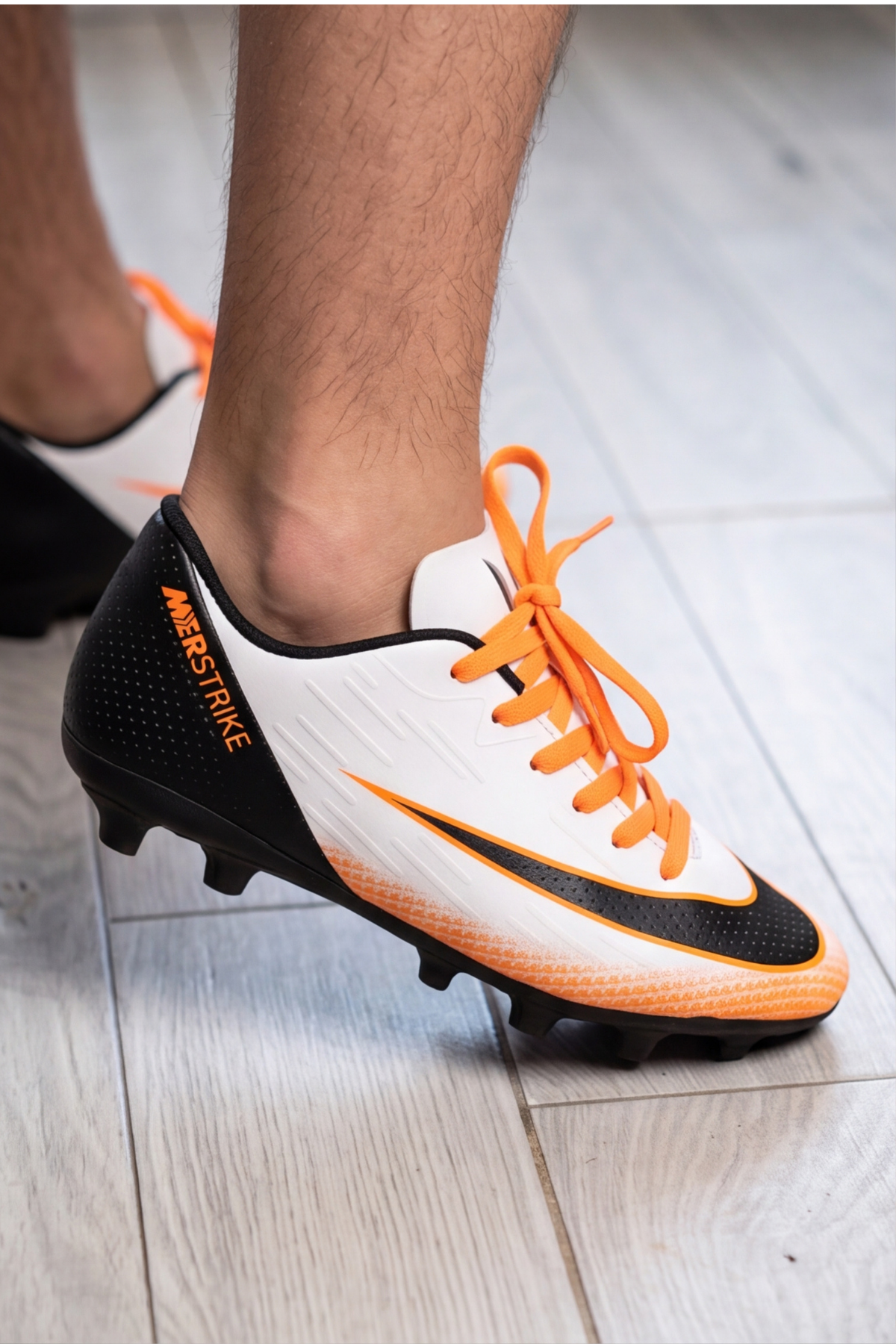 STRIKELITE VELOCITY PRO Beyaz Turuncu Siyah Ultra Hafif Çocuk Krampon Yüksek Hız Maksimum Zemin Tutuş Performans Serisi