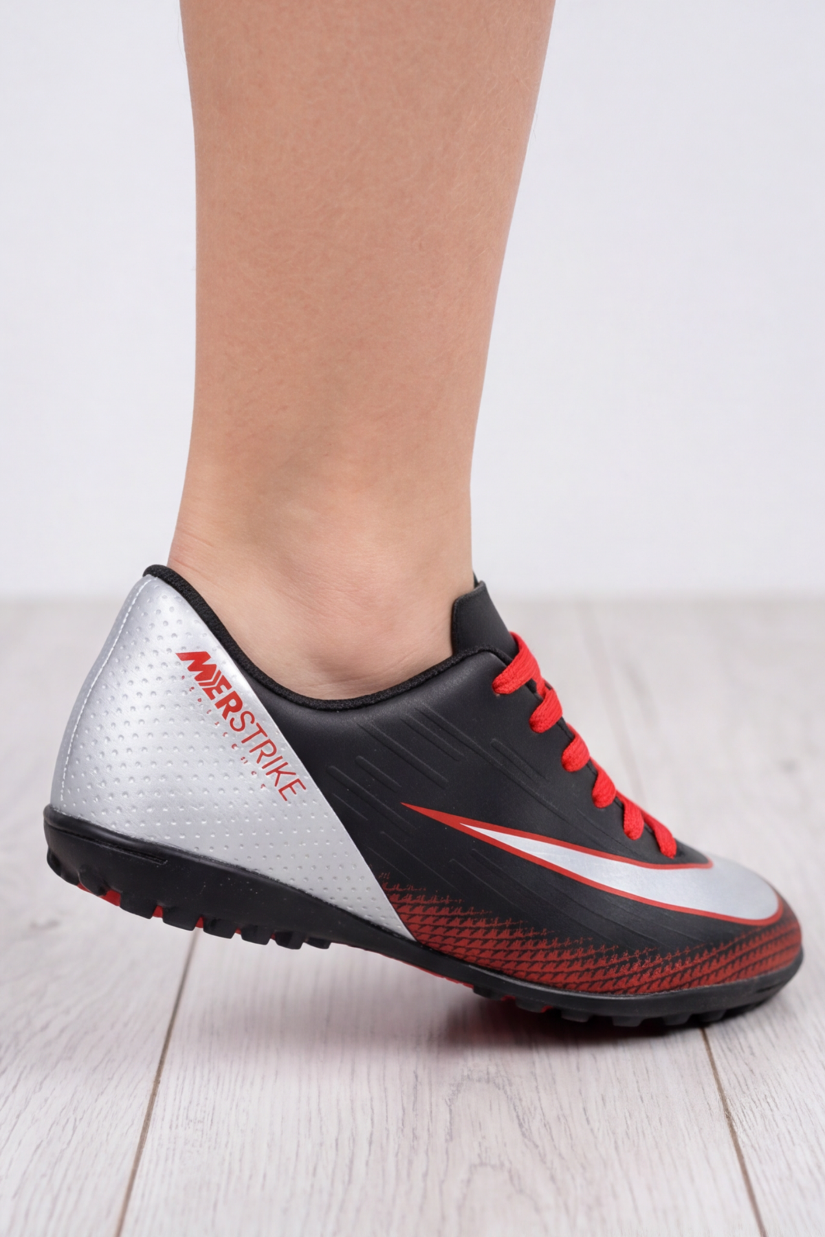 STRIKELITE VELOCITY PRO Kırmızı Siyah Ultra Hafif Yüksek Hız Maksimum Zemin Tutuş Performans Serisi Çocuk Halısaha Ayakkabısı