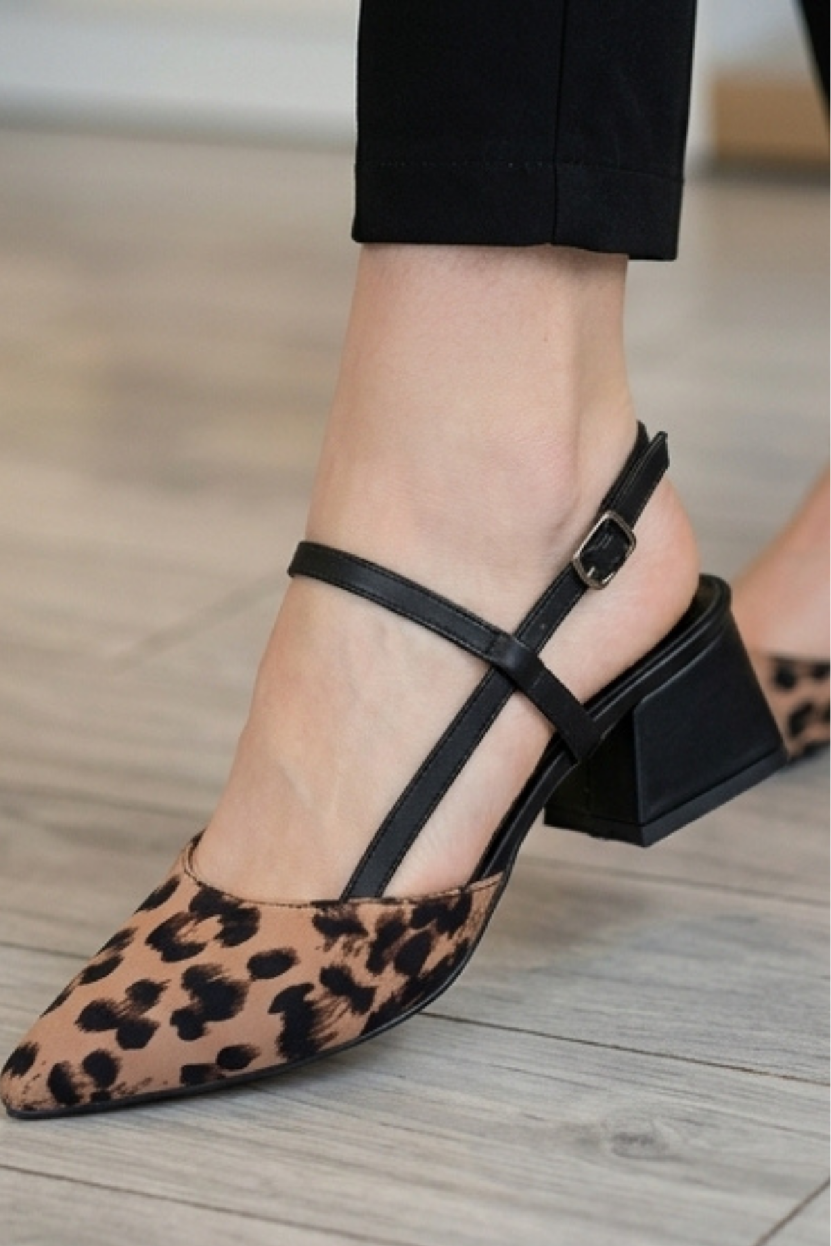 Leopar Desenli Sivri Burun Alçak Kare Topuklu Elegant Slingback Ayakkabı - Premium Kumaş Dokulu Arkası Açık Tasarım Ayakkabı