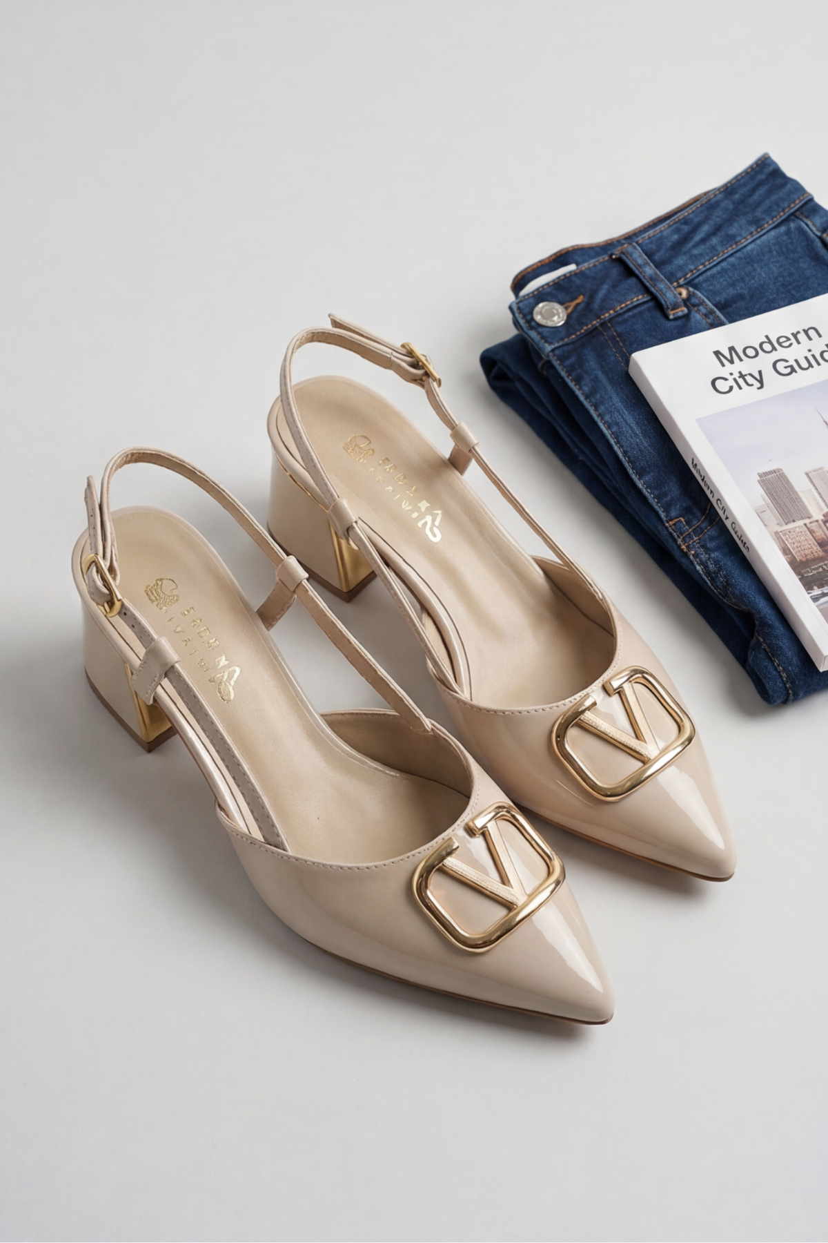 V-Royal Nude Bej Rugan Işıltılı Altın V-Toka Detaylı Elegant Slingback - Sivri Burun Alçak Kare Topuklu Tasarım Kadın Ayakkabı