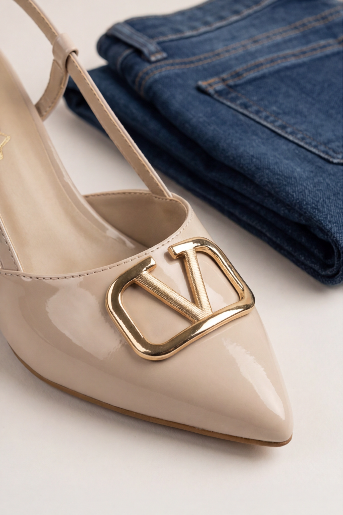 V-Royal Nude Bej Rugan Işıltılı Altın V-Toka Detaylı Elegant Slingback - Sivri Burun Alçak Kare Topuklu Tasarım Kadın Ayakkabı