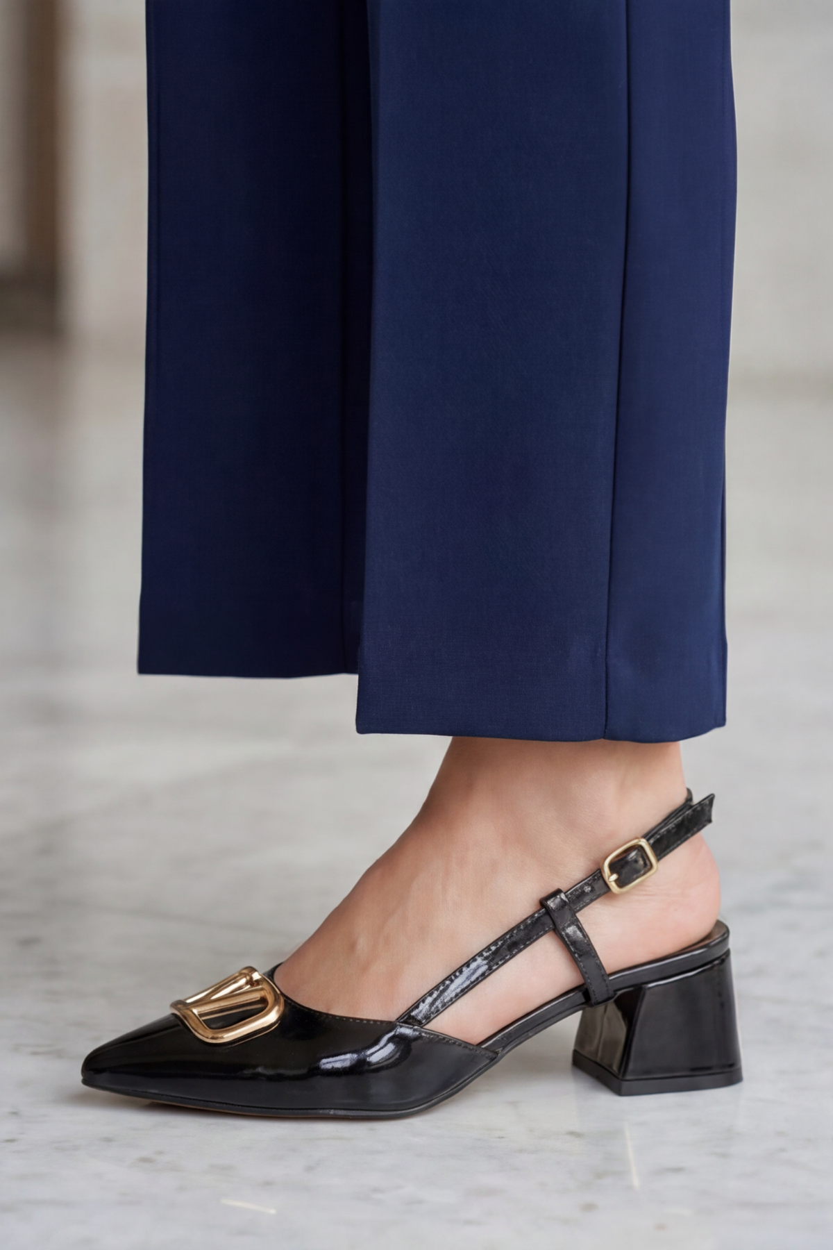 V-Royal Siyah Rugan Işıltılı Altın V-Toka Detaylı Elegant Slingback - Sivri Burun Alçak Kare Topuklu Tasarım Kadın Ayakkabı