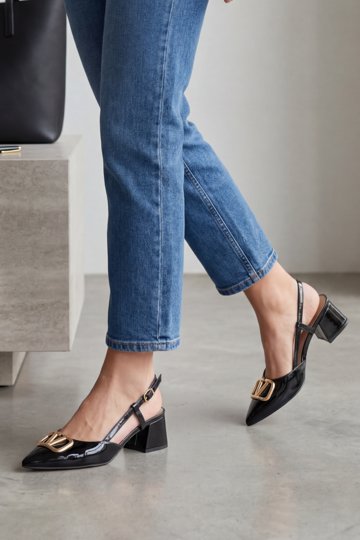 V-Royal Siyah Rugan Işıltılı Altın V-Toka Detaylı Elegant Slingback - Sivri Burun Alçak Kare Topuklu Tasarım Kadın Ayakkabı