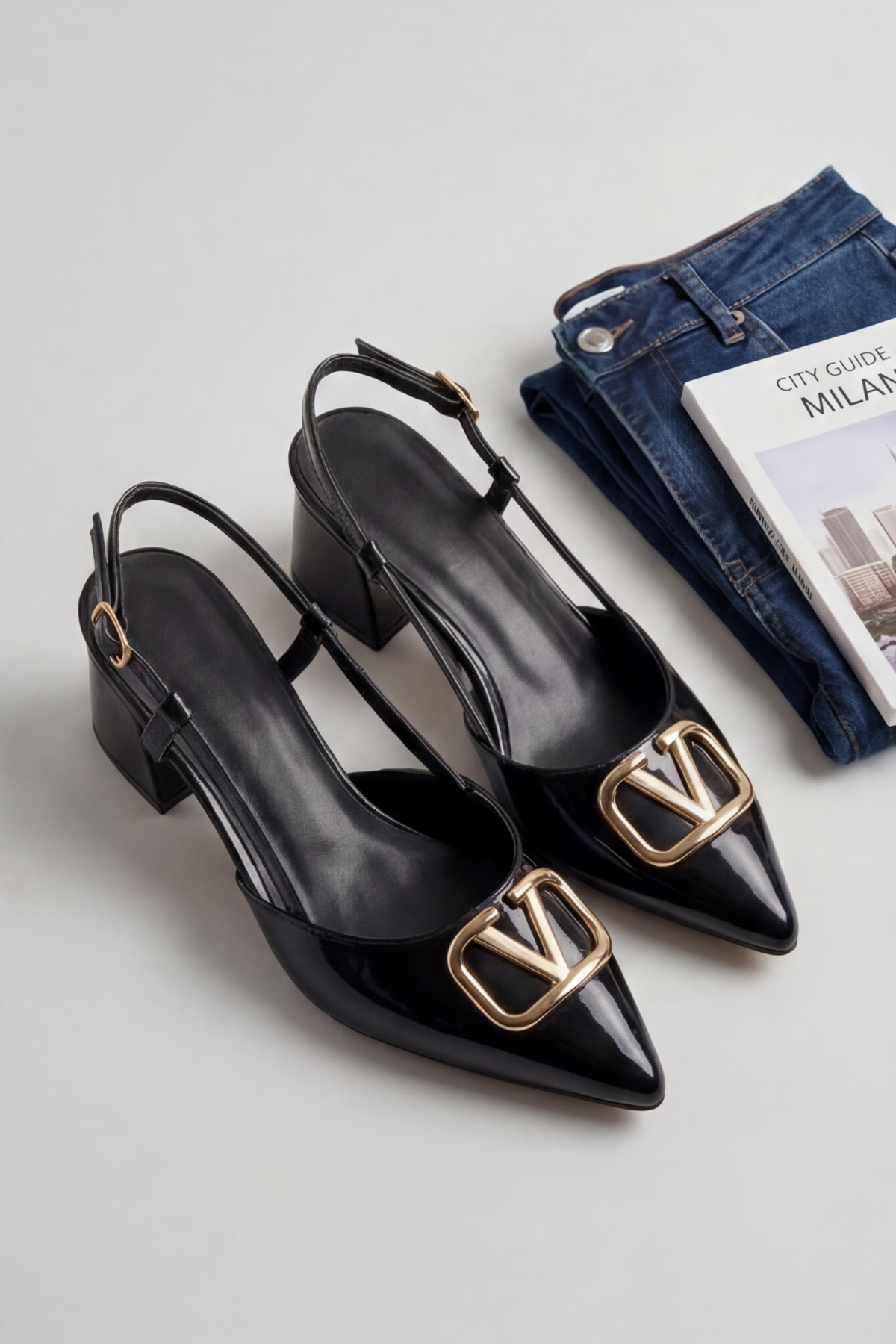 V-Royal Siyah Rugan Işıltılı Altın V-Toka Detaylı Elegant Slingback - Sivri Burun Alçak Kare Topuklu Tasarım Kadın Ayakkabı