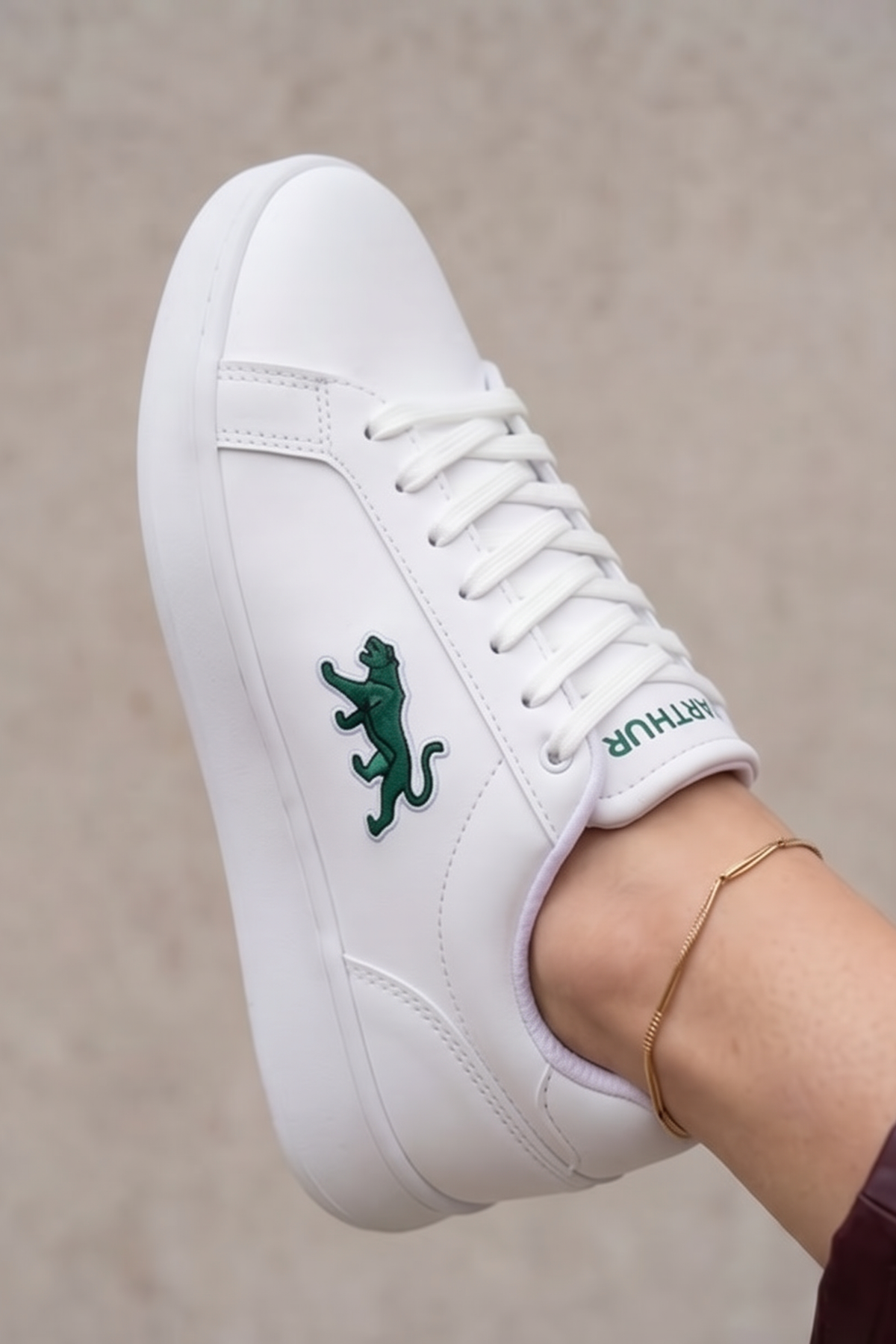 Classic-Icon Beyaz Deri Görünümlü Yeşil Amblemli Günlük Kadın Sneaker - Rahat Tabanlı Minimalist Şehir Ayakkabısı
