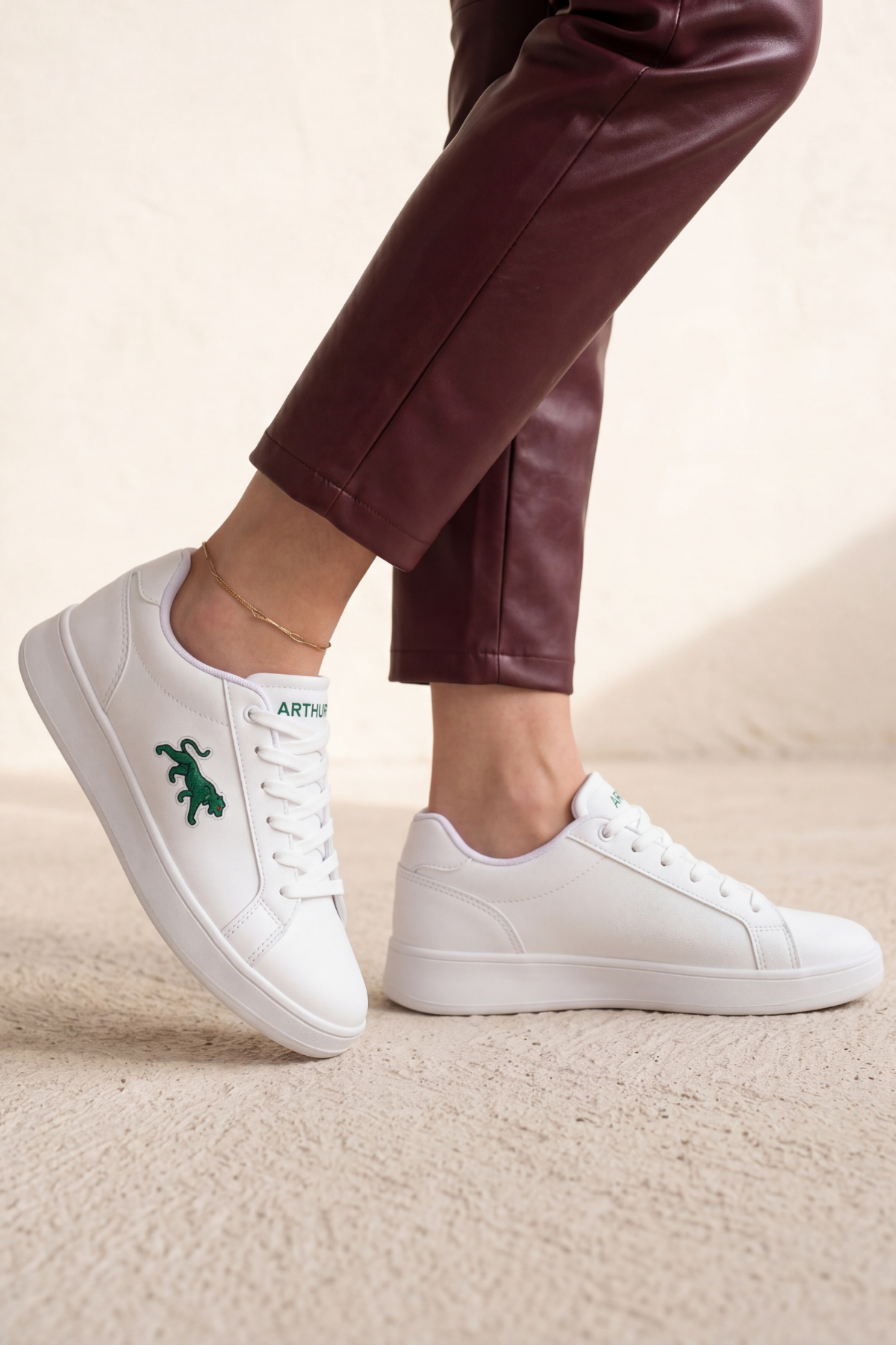 Classic-Icon Beyaz Deri Görünümlü Yeşil Amblemli Günlük Kadın Sneaker - Rahat Tabanlı Minimalist Şehir Ayakkabısı