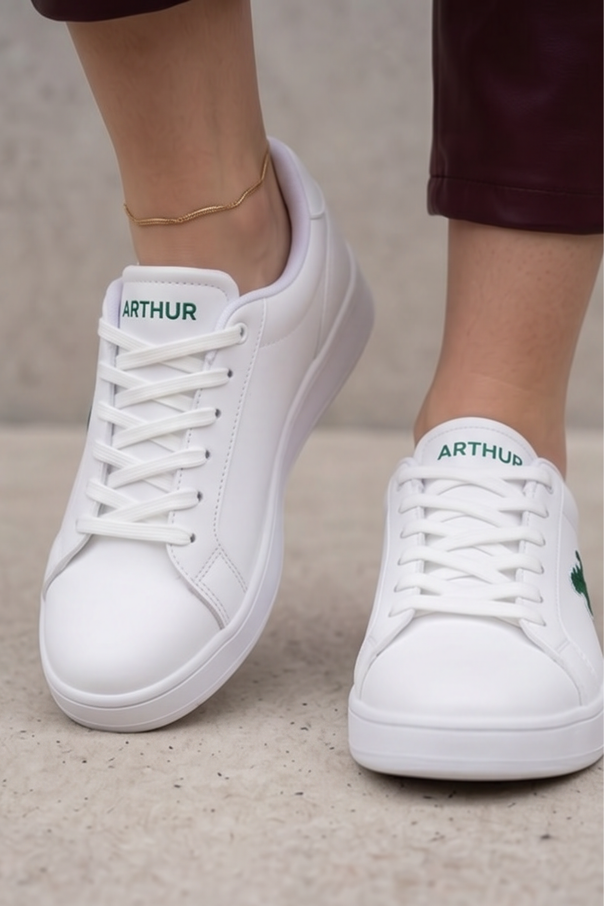 Classic-Icon Beyaz Deri Görünümlü Yeşil Amblemli Günlük Kadın Sneaker - Rahat Tabanlı Minimalist Şehir Ayakkabısı