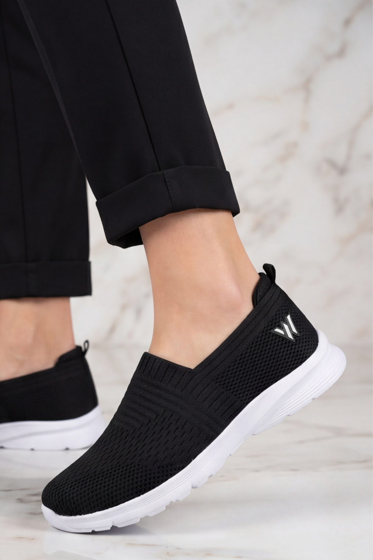 CloudWalk Comfort Siyah Beyaz Rahat Günlük Yumuşak Tabanlı 4 Mevsim Trend Kadın Slip-On Sneaker Ayakkabı