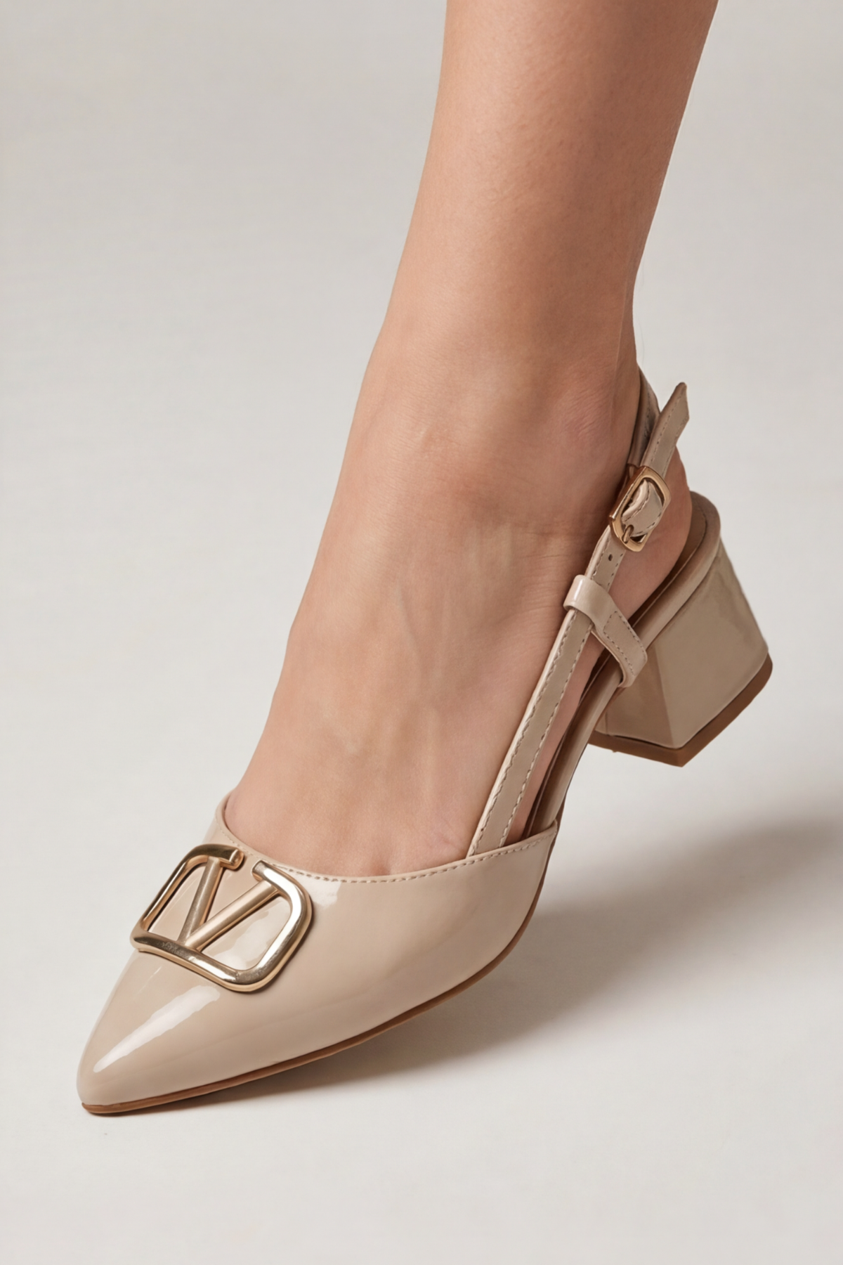 Royal Nude Bej Rugan Işıltılı Altın Toka Detaylı Elegant Slingback - Sivri Burun Alçak Kare Topuklu Tasarım Kadın Ayakkabı