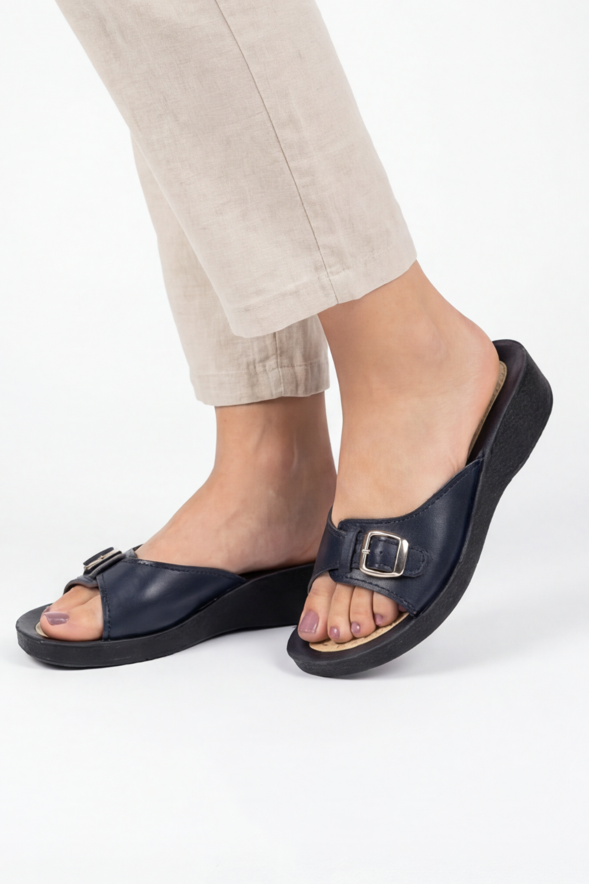 Soft-Step Ortopedik Comfort Lacivert Deri Görünümlü Toka Detaylı ve Hafif Dolgu Tabanlı Kadın Günlük Terlik Ev ve Dış Mekan Terliği