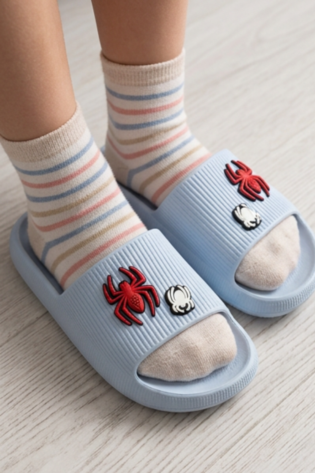 Hero-Clog Macera Serisi - Gri Maske Figürlü Erkek Çocuk - Bebek Terlik : Ultra Hafif, Anatomik İç Tabanlı ve Kaymaz Yazlık Çocuk Açık Terlik