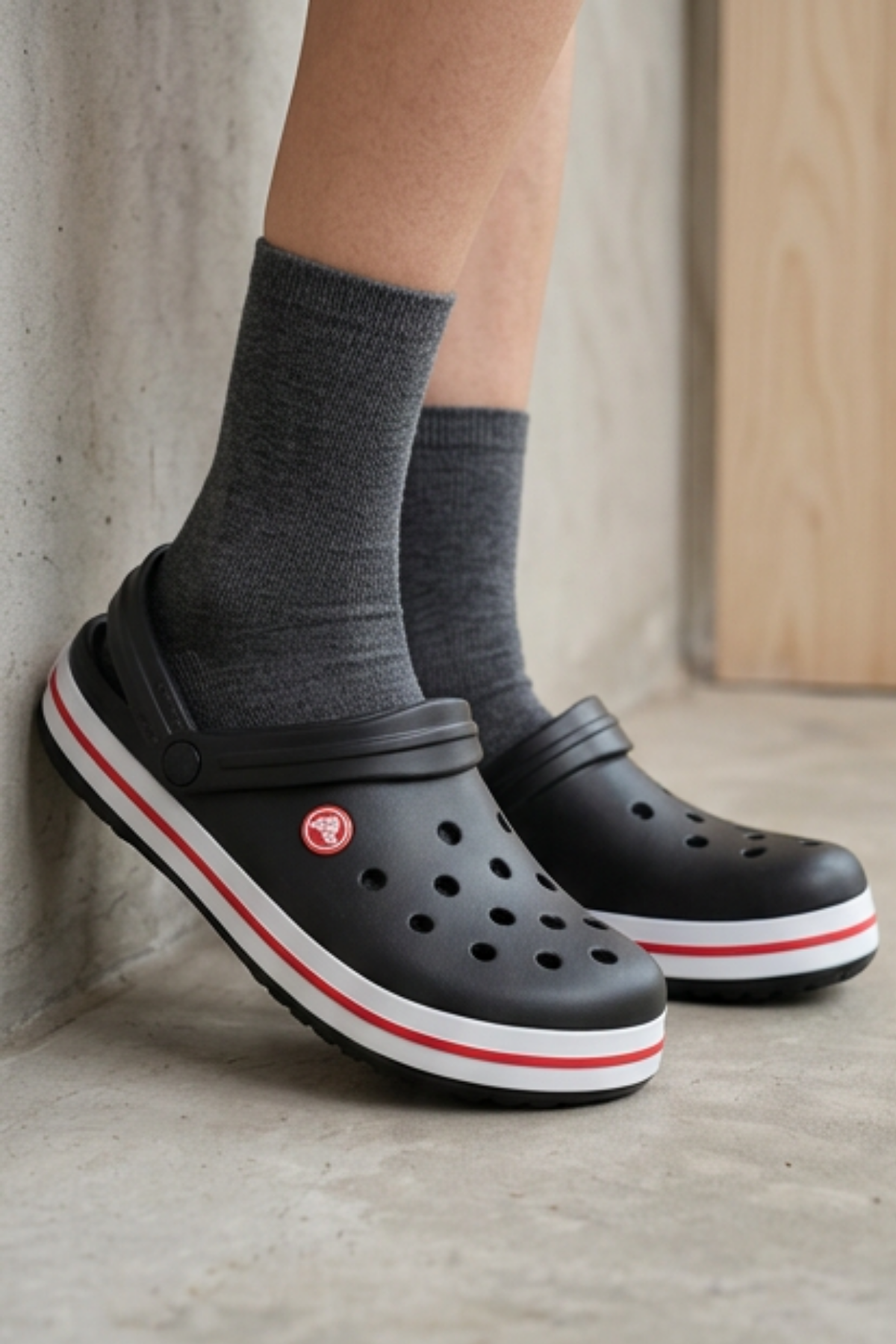 Iconic Shadow Unisex Clog Serisi - Siyah Renk Grafik Baskılı, Anatomik İç Tabanlı ve Hareketli Topuk Bantlı Ultra Hafif Plaj, Havuz ve Ev Terliği