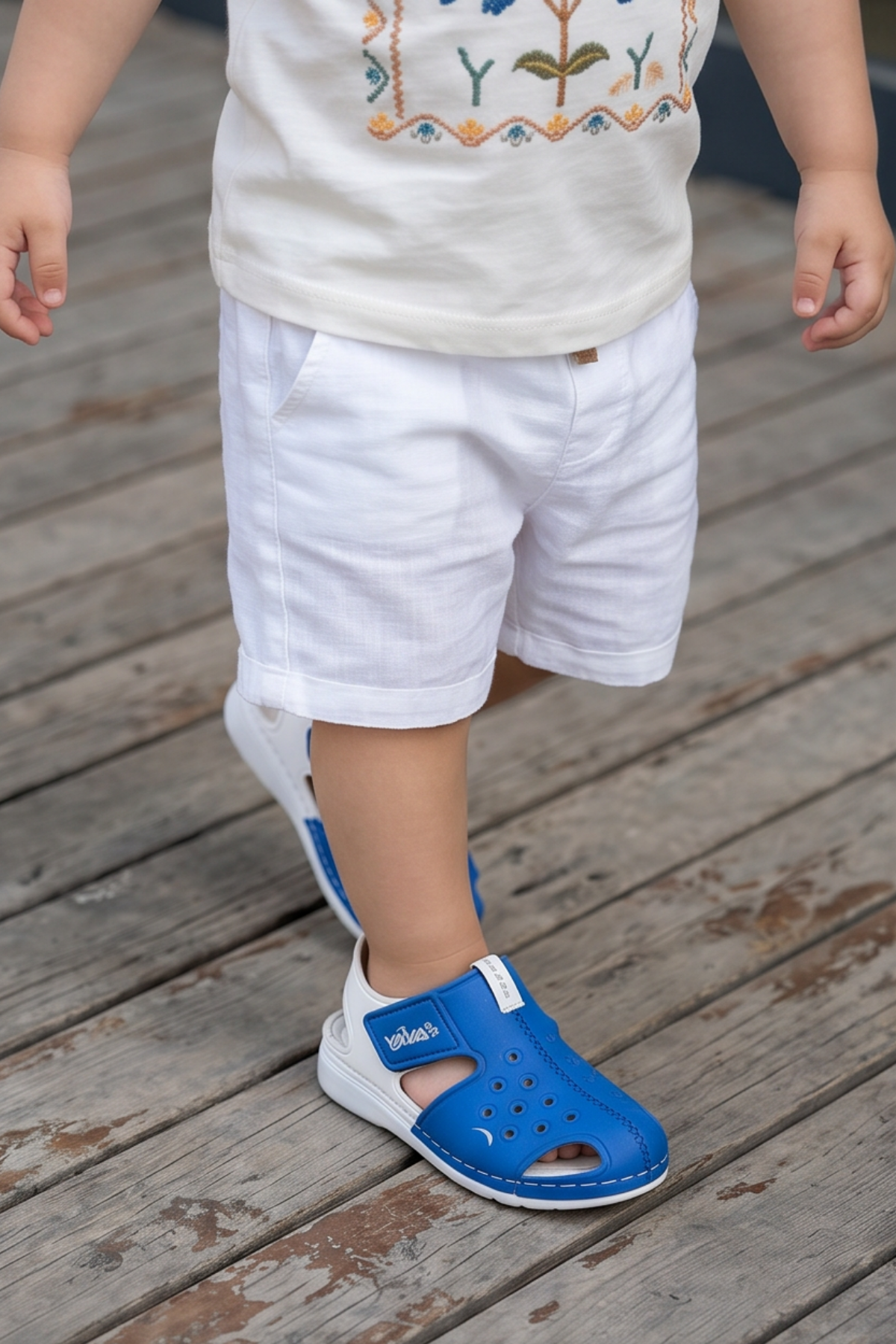 BreezeWalk Hafif ve Esnek Tabanlı Delikli Erkek Çocuk Mavi Beyaz Sandalet - Cırt Cırtlı Arka Bantlı Havuz Deniz ve Günlük Yazlık Spor Çocuk Ayakkabısı