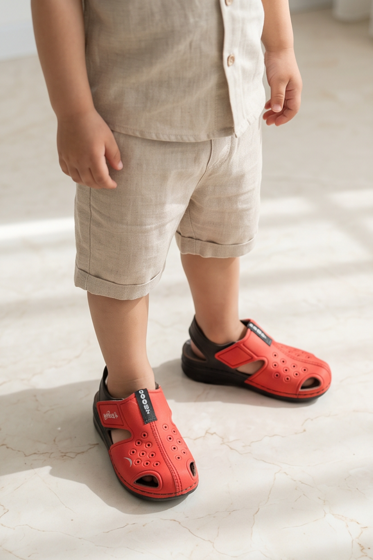 BreezeWalk Hafif ve Esnek Tabanlı Delikli Erkek Çocuk Kırmızı Beyaz Sandalet - Cırt Cırtlı Arka Bantlı Havuz Deniz ve Günlük Yazlık Spor Çocuk Ayakkabısı