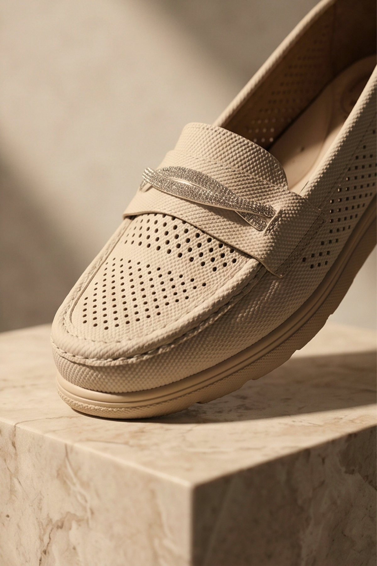 Aura Comfort – Ortopedik Tabanlı Işıltı Detaylı Kadın Krem Günlük Casual Loafer Ayakkabı