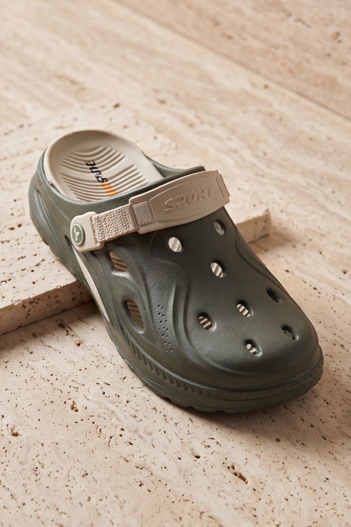 Terra Strata: Erkek Çift Tabanlı Haki - Bej Comfort Clog Erkek Terlik - Tokalı Arka Bantlı Spor Sandalet, Havuz, Plaj ve Günlük Doğa Yürüyüşü Anatomik Terliği