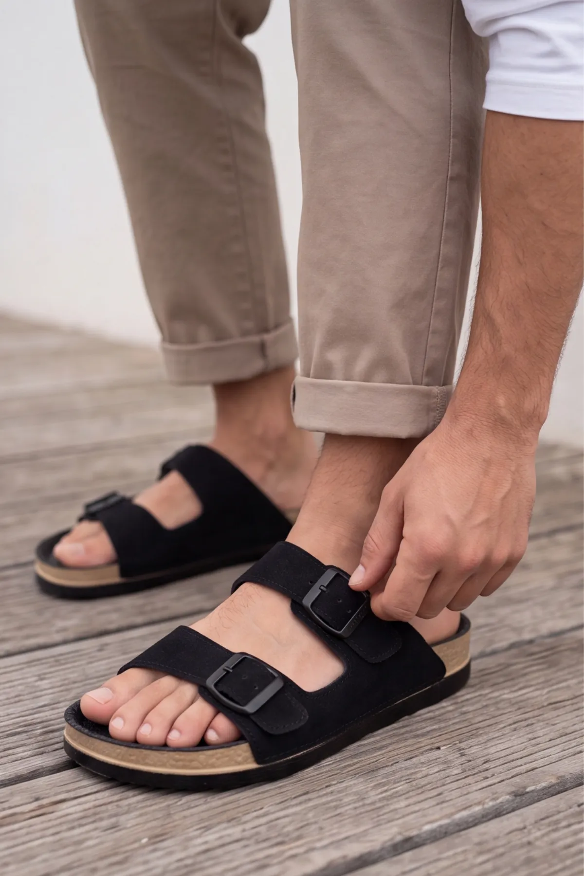 LaSola Çift Tokalı Ayarlanabilir Süet Dokulu Siyah Erkek-Kadın Terlik - Hem Dikişli Hem Yapıştırıcılı Güçlendirilmiş Taban, Anatomik Mantar Görünümlü Günlük Terlik