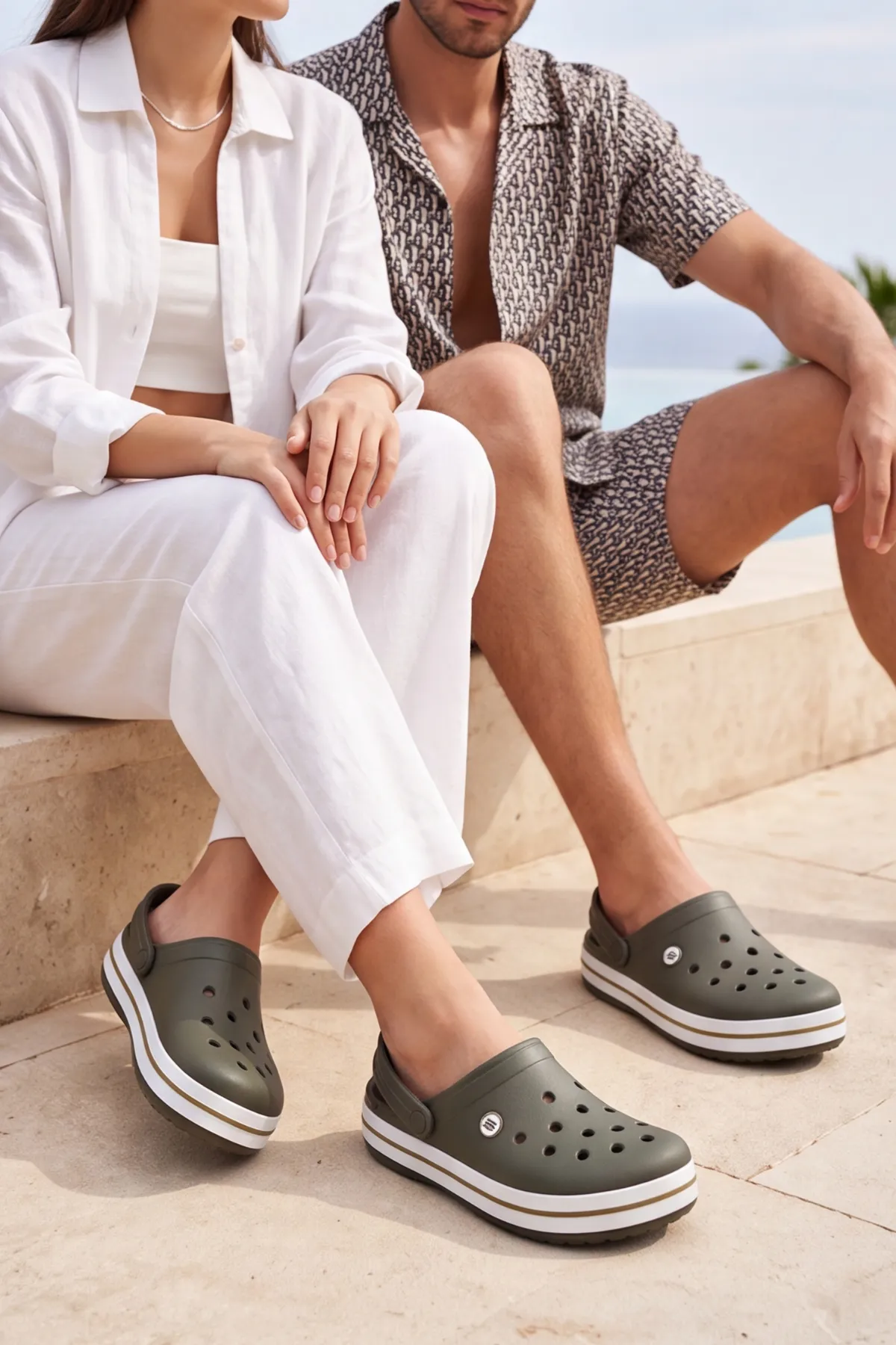EasyStep - Haki Beyaz Unisex Hafif EVA Sabo Terlik, Ergonomik Tabanlı Nefes Alabilen Islak Zemin Uyumlu Kemerli Hastane, Plaj, Ev ve Günlük Kullanım Terliği - Clog Sandalet