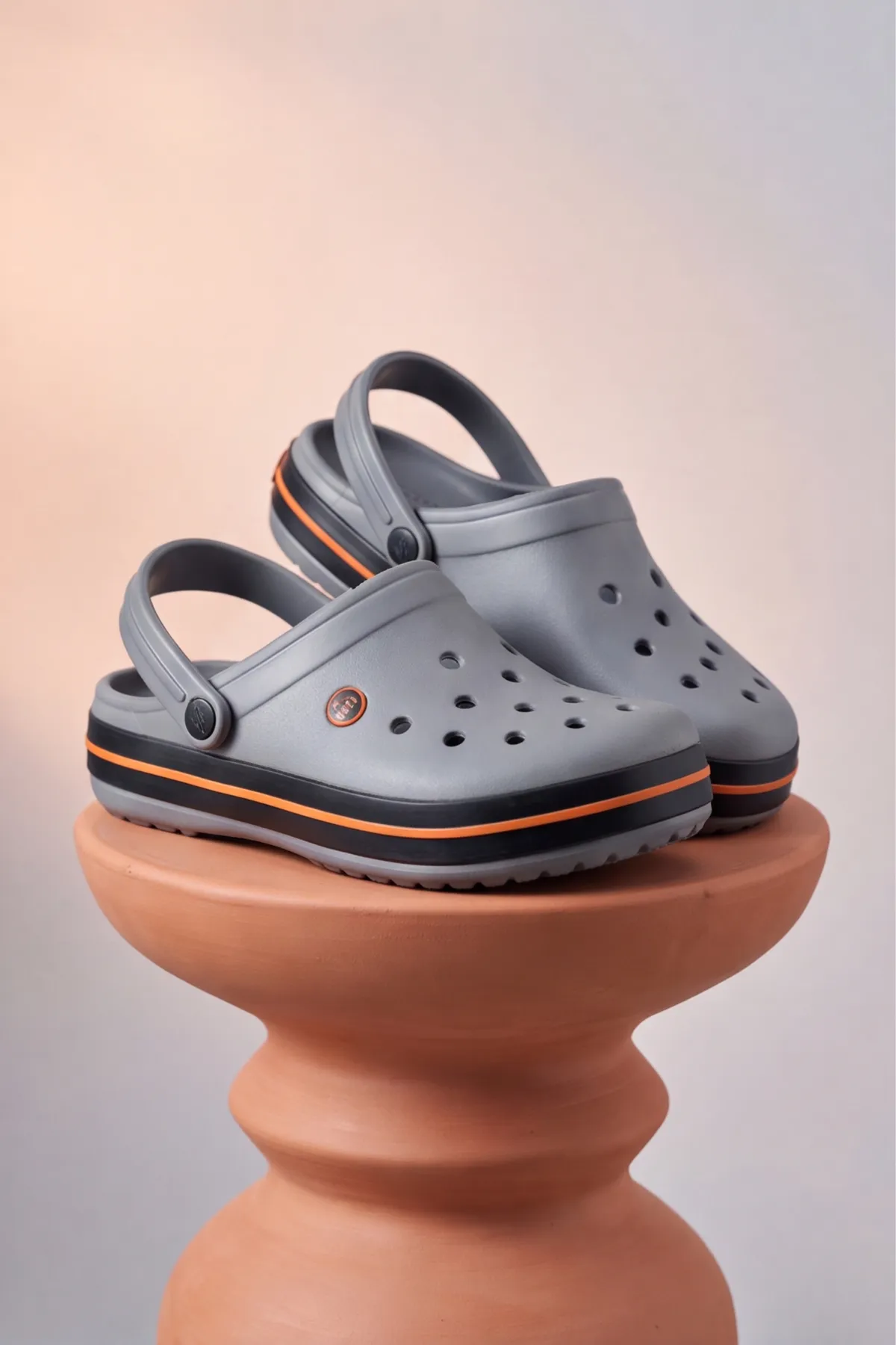 EasyStep - Gri Siyah Turuncu Unisex Hafif EVA Sabo Terlik, Ergonomik Tabanlı Nefes Alabilen Islak Zemin Uyumlu Kemerli Hastane, Plaj, Ev ve Günlük Kullanım Terliği - Clog Sandalet
