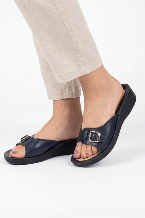 Soft-Step Ortopedik Comfort Lacivert Deri Görünümlü Toka Detaylı ve Hafif Dolgu Tabanlı Kadın Günlük Terlik Ev ve Dış Mekan Terliği