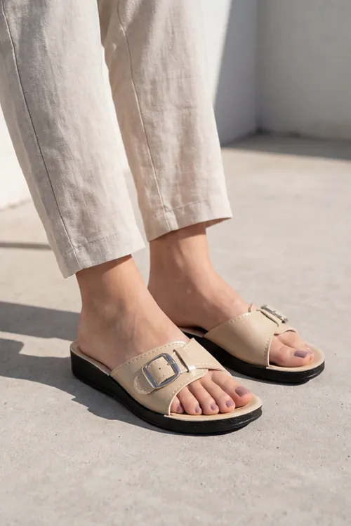 Soft-Step Ortopedik Comfort Bej Deri Görünümlü Toka Detaylı ve Hafif Dolgu Tabanlı Kadın Günlük Terlik Ev ve Dış Mekan Terliği