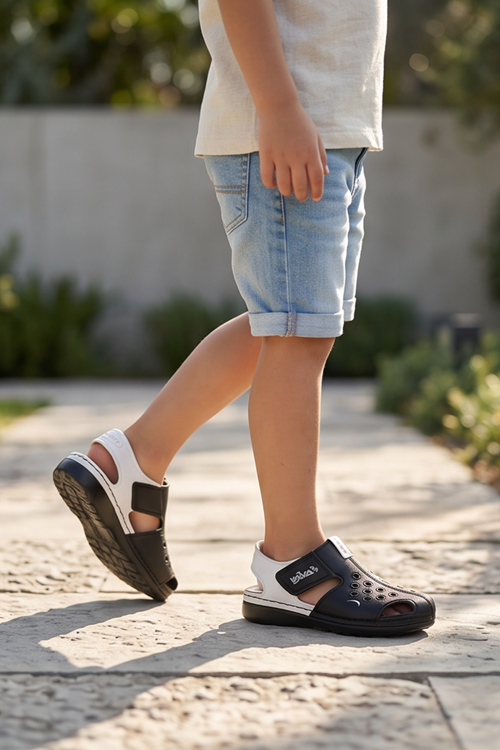 BreezeWalk Hafif ve Esnek Tabanlı Delikli Erkek Çocuk Siyah Beyaz Sandalet - Cırt Cırtlı Arka Bantlı Havuz Deniz ve Günlük Yazlık Spor Çocuk Ayakkabısı
